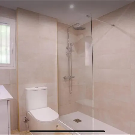 Coastal Apartment-sleeps 5 Pool Garden Acon Freep 公寓 埃斯特波纳