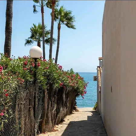 Coastal Apartment-sleeps 5 Pool Garden Acon Freep 公寓 *
