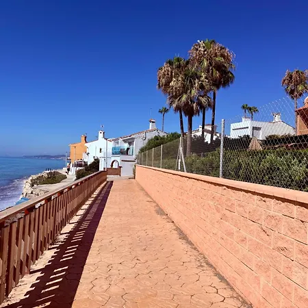 Coastal Apartment-sleeps 5 Pool Garden Acon Freep